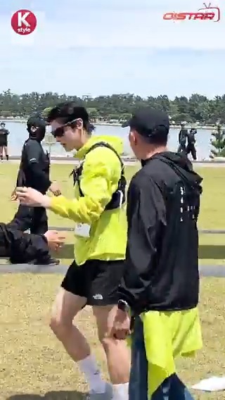 ASTRO チャウヌ、ファンとハイタッチする姿も✨ 11kmを59分45秒の記録で完走🏃 #Kstyle #チャウヌ #차은우 #ASTRO #2025TNF100gangwon