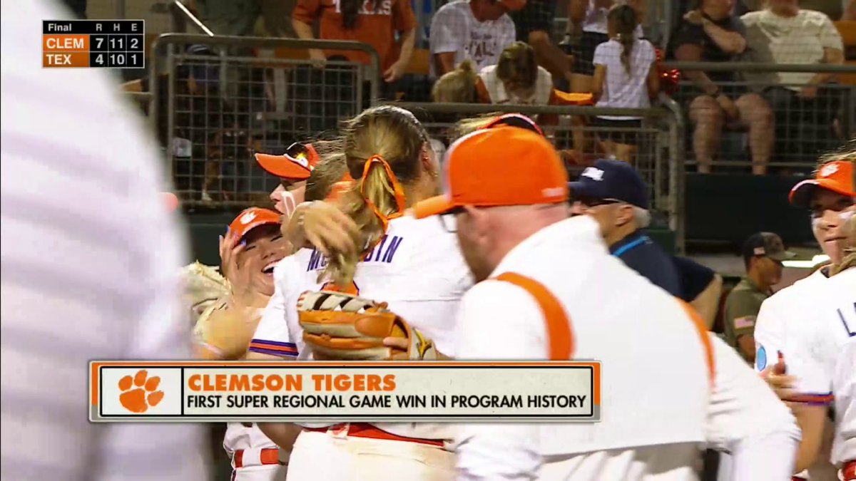 Game 1 belongs to the Tigers 🐅 Clemson wins vs. Texas 7-4‼️