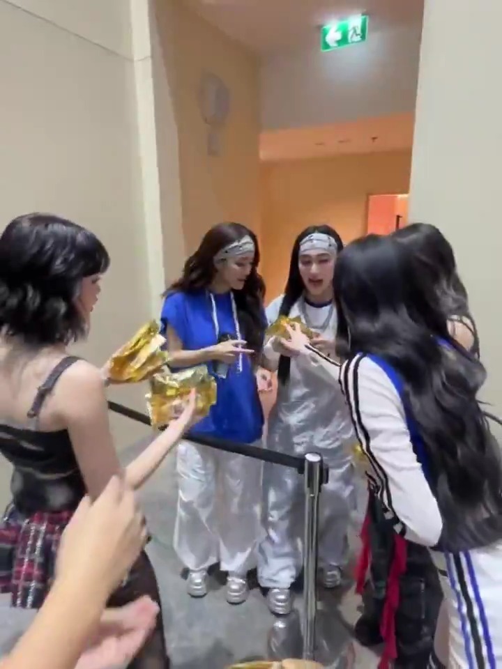 ทุเรียนทอดมาเบลได้ล้อมศิลปินทีป็อปไว้หมดแล้ว พี่เติร์ด โฟอีฟ พี่ต้าห์อู๋ น้องบัส น้องไดซ์ พ้อกสี หอบกลับไปกินกันเต็มไม้เต็มมือเลย #OLYMPOPDAY #PiXXIE #Mabelz_PiXXiE