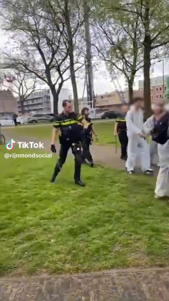 #Examenstunt loopt volledig uit de hand op het Rudolf Steiner College in #rotterdam De politie heeft duidelijk problemen... waarom moet je met 5 man een middelbare scholier tackelen en vast houden?