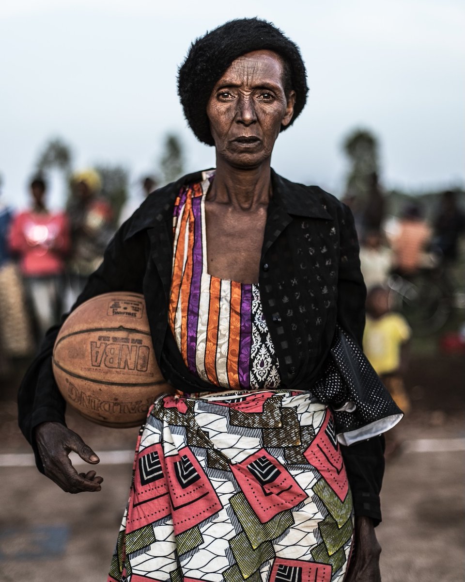 Video: Trifine Mukangamije, uri hafi kugira imyaka 70, na bagenzi be b’i Nyamirama, barimo guhindura ibisanzwe ko 🏀 atari umukino w’abagore bo mu cyaro mu #Rwanda Uyu mukino, na siporo muri rusange, byamuvuye indwara mbere yarwara… 🎥&🎞️: Samba Cyuzuzo