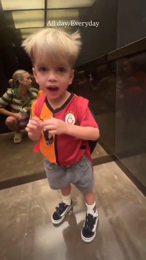 Ciro Mertens, güne Galatasaray marşı ile başlıyor. 🥰