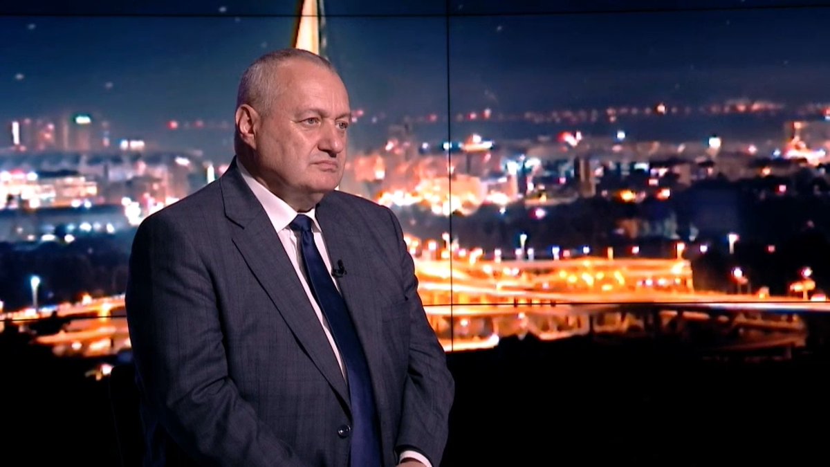 "Kaja Kalas odbila je da se slika sa Aleksandrom Vučićem u Beogradu, to je jasna poruka. Jasno je da EU Vučića više ne doživljava kao Evropljanina, on više ne može čak ni da navuče tu evropsku fasadu, taj evropski frak koji nosi preko radikalskog šinjela", rekao je u #Newsnight na N1 predsednik Demokratska stranka Srđan Milivojević.