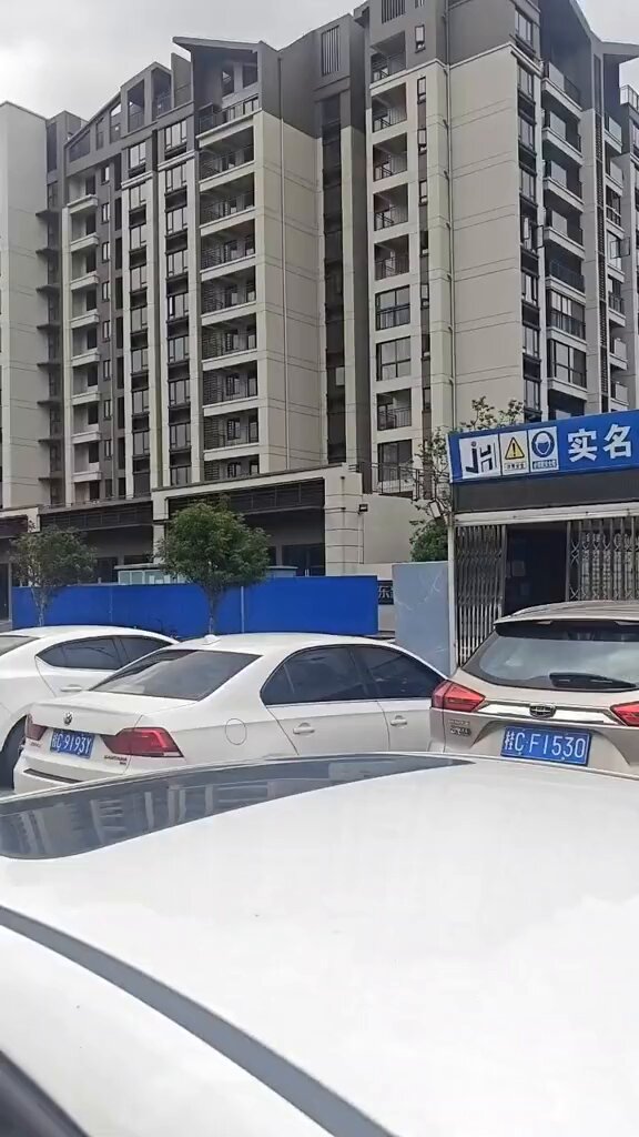 5月23日 广西漓东新城楼盘拖欠工人工资，工人无奈拿着喇叭在门口大喊，要求“还我血汗钱”。 5月22日，碧桂园广东腾越建筑工程有限公司，江中公司，拖欠农民工工资。工人在现场讨薪两天没有结果，现场的公司大门紧闭。