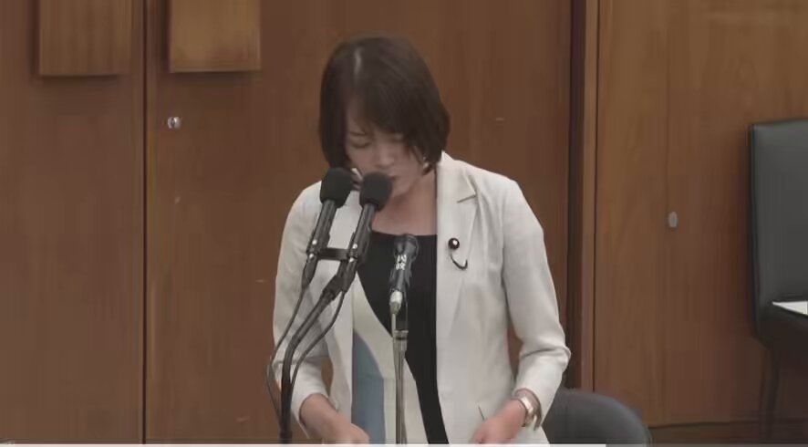 私父親がですね、ギャンブル依存でして、大変な家庭で育ったんです。お金ないからって私達の食費削ったりとか文房具も満足に買えないような状態が続いた。それなのに給料を全額パチンコ代に。略 お父さんが勝ったら、あんた達のおもちゃでも買ってあげる。そんな考え方健全でないことは誰でもわかる。