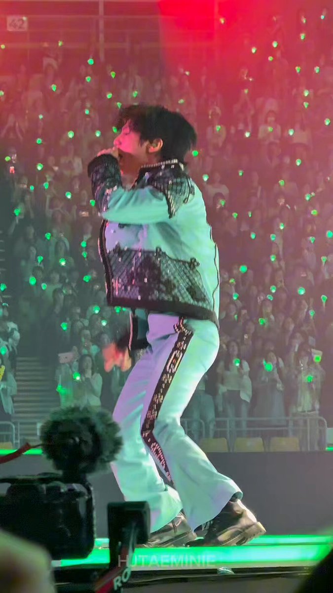 250523 #SHINee ESSAY Everybody The way Taemin collapses at the end of Everybody 😭 he is giving 150% #SHINee #샤이니 #SHINeeWORLDVII_ESSAY #TAEMIN #태믿