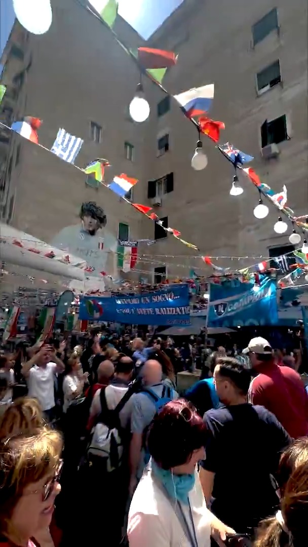 𝑵𝑨𝑷𝑶𝑳𝑰 è già in clima partita 🎶🥳🔵 Vi portiamo a fare un giro ai Quartieri Spagnoli, la mattina di #NapoliCagliari 🛵 #SerieAEnilive #Napoli #DAZN