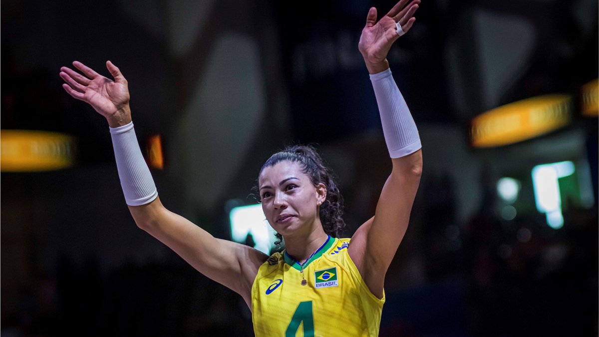 Esquenta VNL 2025 🔥 Na VNL 2022 a central Carol Silva atingiu a marca de 63 pontos de bloqueio na competição, ela quebrou o recorde absoluto, se tornou a atleta com o maior número bloqueios em uma única edição de VNL com média de 04,2 blocks por jogo 🇧🇷