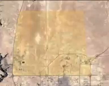 📌 في رؤية 2030، الأطراف تُعاد تموضعها كقلب النمو. ▪️المنطقة الصفراء نمت 161 كم² خلال 4 عقود، واليوم تقود التحول ضمن محور “تحسين جودة الحياة” و”رفع نسبة تملك السكن إلى 70%”، وهو أحد مستهدفات برنامج الإسكان – أحد برامج تحقيق الرؤية. حي الخير: تحول من أطراف غير منظمة إلى بوابة شمالية استراتيجية، مع إعلان @riyadhdev عن مشروع الضاحية الشمالية (North Pole)، المتوائم مع هدف “تطوير مدن ذكية ومستدامة” ضمن رؤية الرياض الكبرى. منح الشرق: رغم وقف رخص البناء مؤقتًا، تتماشى مع توجهات وزارة الشؤون البلدية والإسكان نحو تخطيط أحياء متكاملة: •حدائق داخلية •مراكز تجارية داخل الحي وهو ما يخدم هدف “تحسين نمط الحياة داخل الأحياء” – أحد مستهدفات برنامج جودة الحياة. كما أن قربها من ضاحية شمال شرق الرياض التي تطورها NHC، يدفع بها نحو الاندماج في سوق إسكان ميسّر ومنظم، يعزز من استدامة التملك. 💡استراتيجية 2030 لا تبني مدنًا من الصفر، بل تعيد توجيه التمدن نحو التوازن بين المركز والطرف، وتهيئة البنية قبل الزيادة السكانية. #رؤية_السعودية_2030 #العقار #الرياض #حي_الخير #منح_الشرق #NorthPole #SaudiNHC #الإسكان