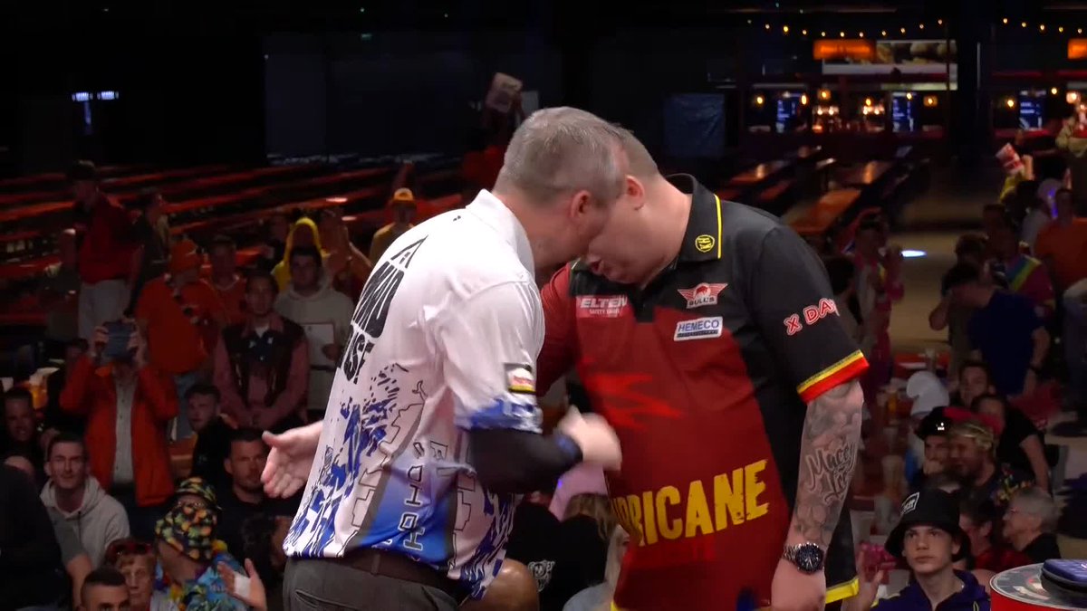 MADHOUSE ESCAPES! Another game of twists and turns The reigning European Champion is through to the second round of the Dutch Darts Championship, edging past Kim Huybrechts in a decider! 📺 #ET7 | R1