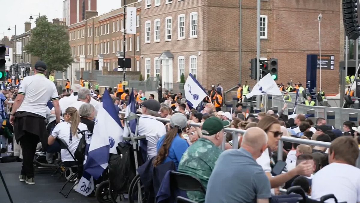 The streets of North London are already flooded with the white shirts of Tottenham Hotspur fans, despite the parade not being scheduled to start for another 2 hours 🔥⚪️