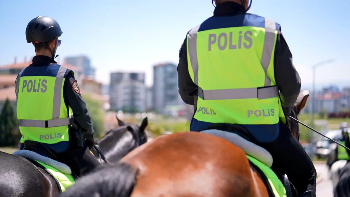 Gözlerinde sevinç, kalplerinde sevgiyle karşıladılar bizleri… 👧🏻👦🏻 Ankara Emniyet Müdürlüğü olarak, Orhangazi İlkokulu ve Hacı Bektaş-ı Veli Ortaokulu’nda bir araya geldiğimiz sevgili öğrencilerimizle keyif ve neşeyle dolu bir gün geçirdik. Her zaman evlatlarımızın yanında, güven veren bir el olmaya devam edeceğiz. 🚨🚓