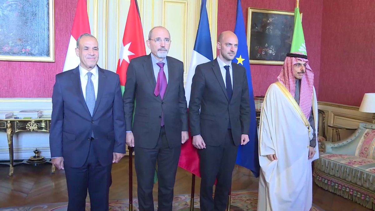 وزير الخارجية يستعرض مع نظرائه في فرنسا والأردن ومصر الأوضاع في غزة عبر موفد #الإخبارية عبد الله الرويس