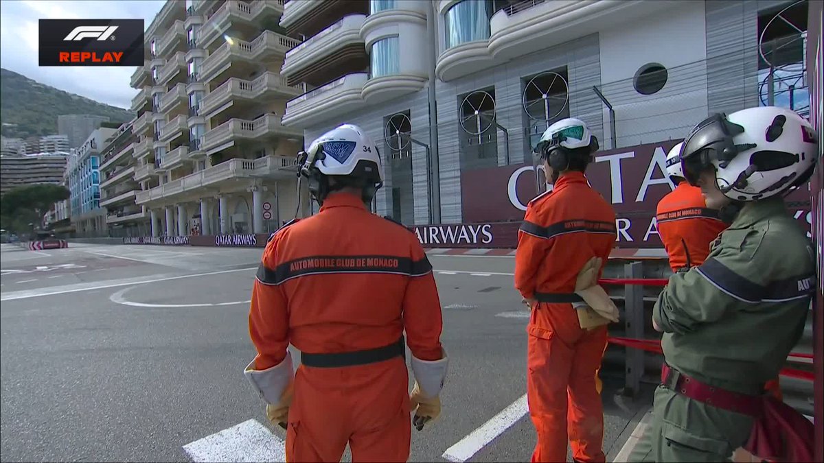 RED FLAG! ๐ฅ Isack Hadjar goes into the barrier!