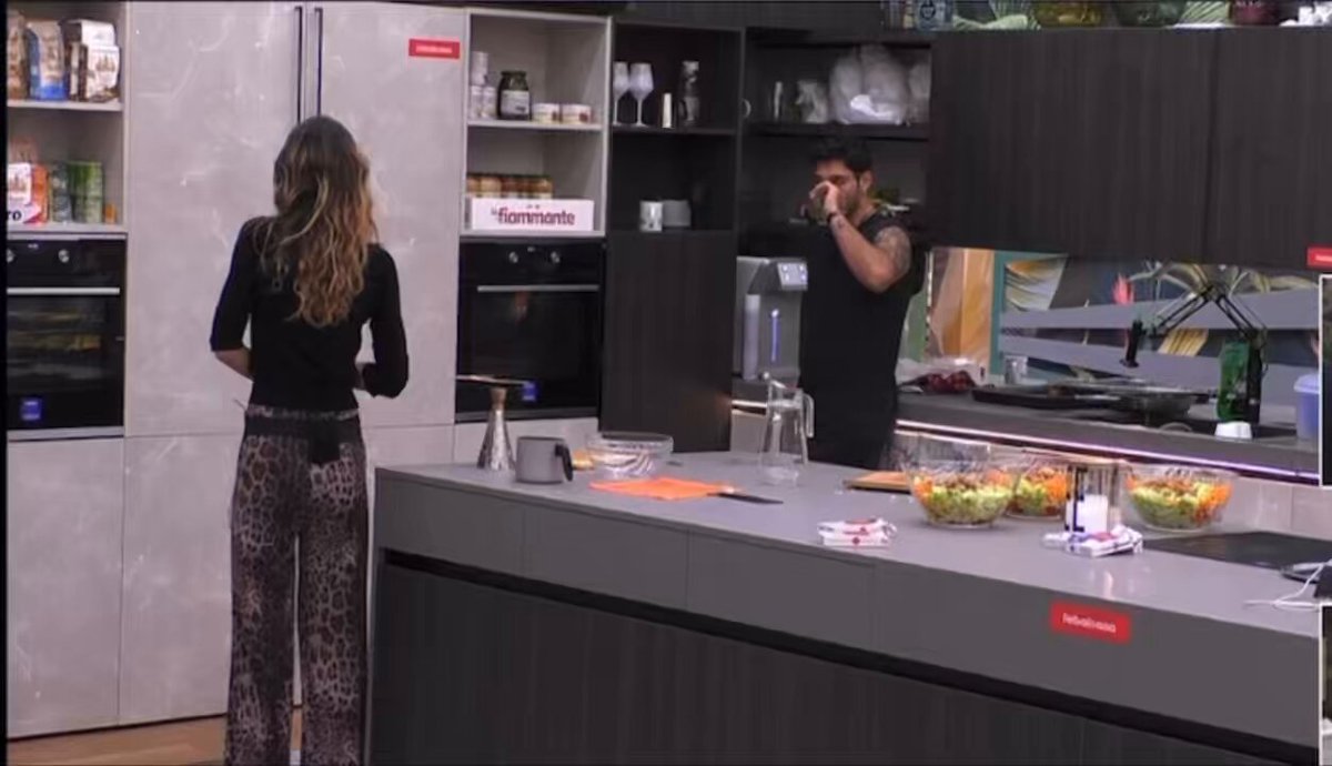 14 marzo Questo momento in cucina è un misto tra tenerezza,voglia di conoscere la vita dell’altro e passione. Il pancia a pancia.Gli occhiali fighi ma che ha usato nella clip in cui “faceva la stronza con suo marito”. L’appello per ricordare gli amici di javi.Coppia♥️ #helevier
