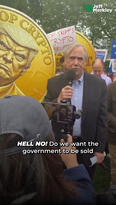 I was outside Trump’s Crypto Corruption Club to send a clear message: elected officials can’t be allowed to engage in crypto schemes! We need to pass my End Crypto Corruption Act!