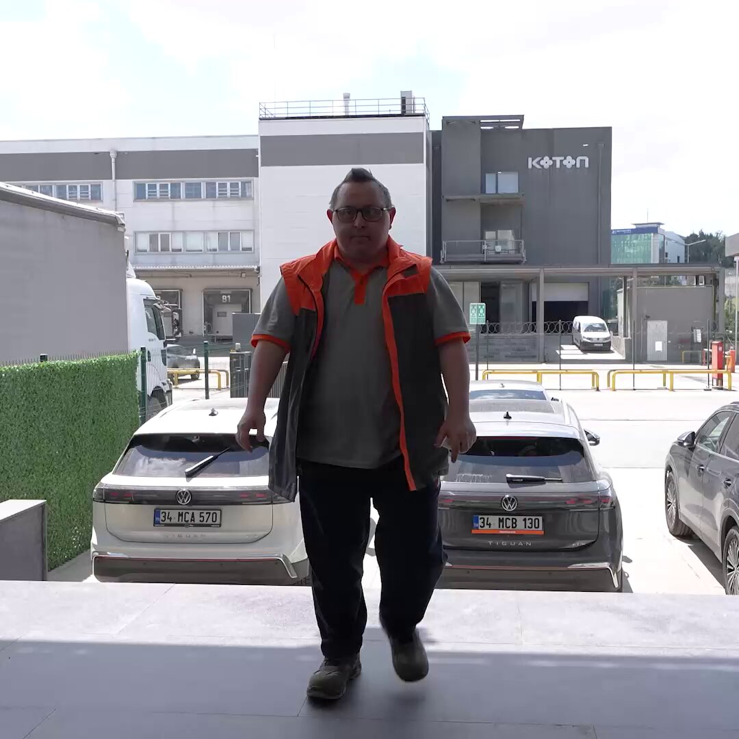 ❝Eve ben bakıyorum… Kendimle gurur duyuyorum❞ 👷‍♂️7 yıl önce çalışmaya başlayan Samet Ceylan, istihdam fırsatlarının down sendromluların hayatlarını nasıl olumlu yönde değiştirdiğinin örneklerinden biri ⤵️