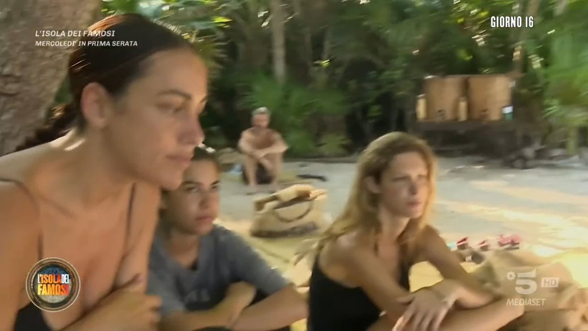 "Apprezziamo che anche i giovani di 20 anni facciano una cosa giusta" Al momento di dividere il cocco i toni si accendono, e Giovani e Senatrici si schierano contro Dino. #Isola