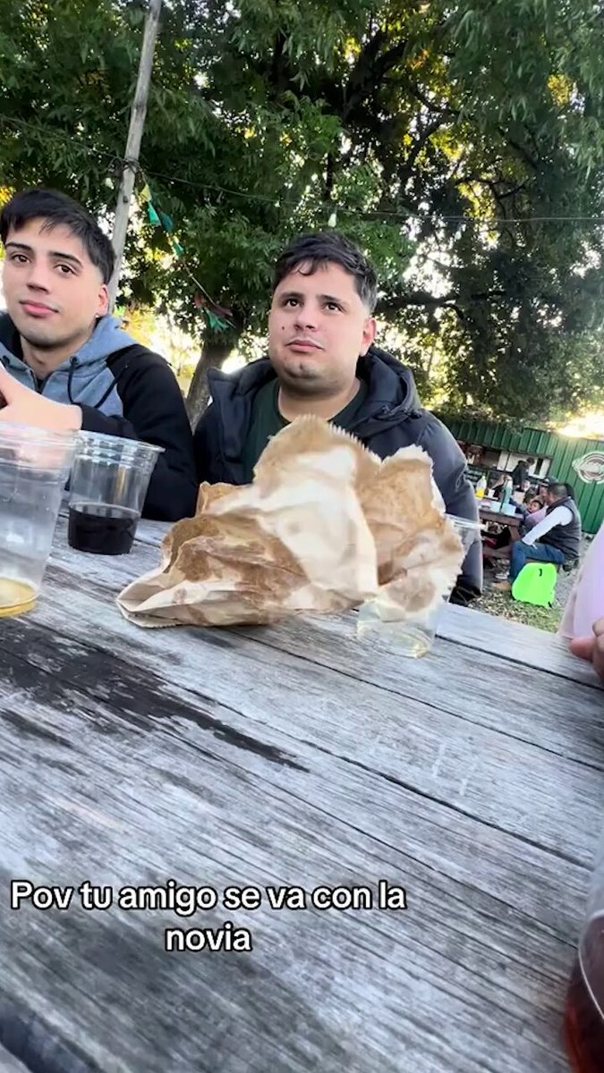 Un joven increpó a su amigo porque se fue de la reunión para ir a ver a su novia: "Un ratito con los pibes nomás. Estás de lunes a viernes con ella".