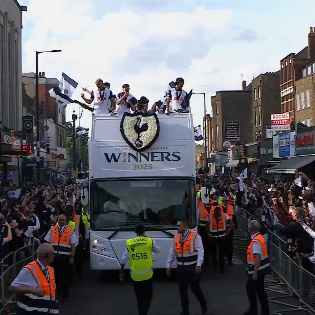 Look at the scenes in North London as the Tottenham Hotspur players arrive for an open-top Europa League trophy parade! 🎉🏆