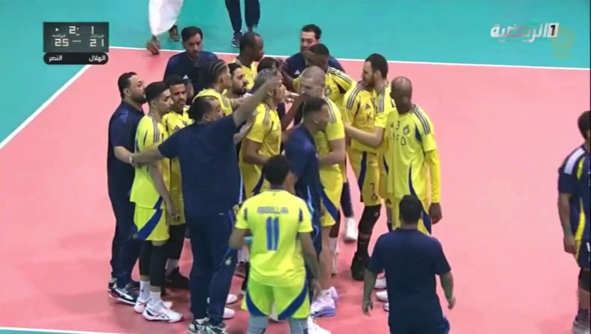 بعد أن دبغهم فريق طائرة #النصر ، فريق طائرة الهلال يتهجم على الحكام .. الزعول يبقى زعول .. والطاقية يبقى طاقية .. كرة قدم او حتى طائرة !