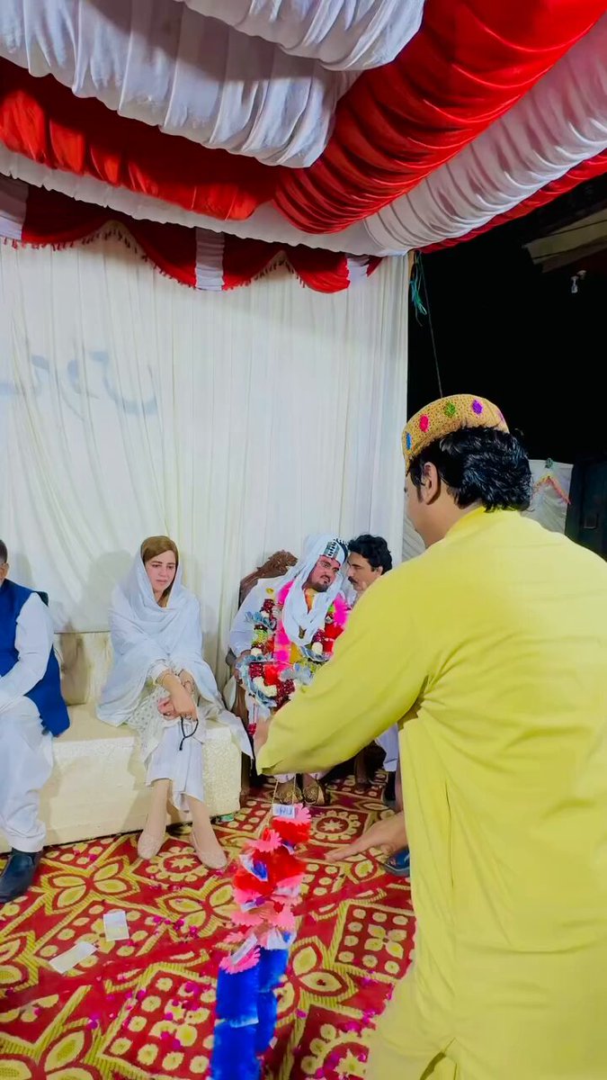 ہمارالیڈر جیل میں بوڑھا ہورہا ہے 48 ڈگری حرارت برداشت کررہا ہے ہمارا لیڈر شدید تکلیف میں ہے ہمارا لیڈر جانوروں سے بدتر زندگی گزار رہا ہے ہمارے لیڈر کی زندگی خطرے میں ہے اور ناظرین یہ بیانات اس فوٹو سیشن کے تھے جو گزشتہ روز اڈیالہ میں دیئے گئے تھے