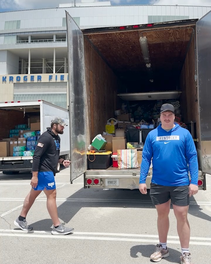 Thank you, #BBN, for showing up in force to generously donate tornado relief supplies! Filled the @UKfootball equipment truck and more! LEX 18 News BBN Tonight UK Sports Network Jager Burton