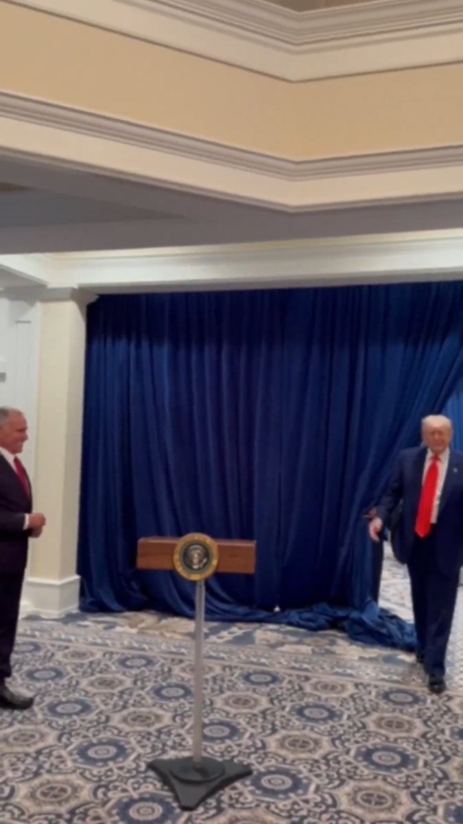TRUMP BUSTED: In recently unearthed video from Trump's crypto dinner last night, the Presidential seal podium can be seen clearly, despite the insistence of Karoline Leavitt that Trump was doing this on "personal time." Release the names of his attendees!