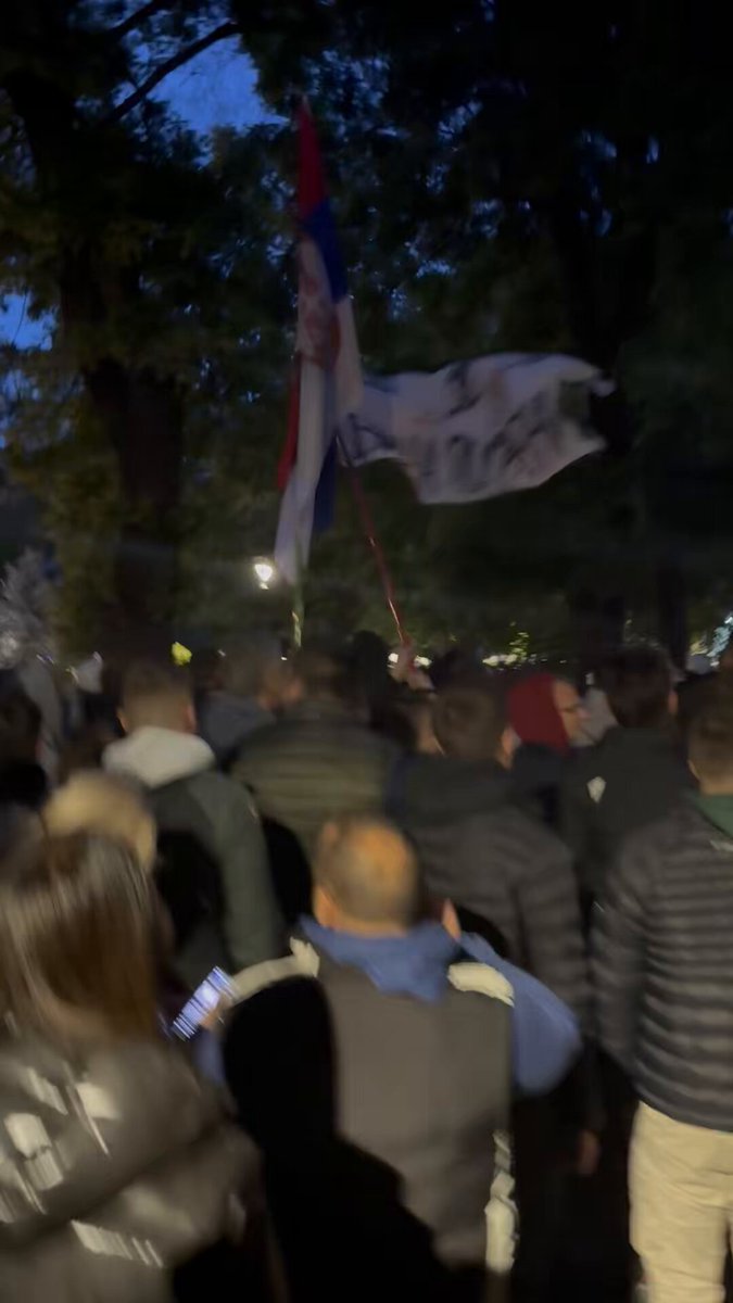 KULA PUMPA! ⛽🔥 DVA SVETA, JEDAN PUMPA, DRUGI PUCA PO ŠAVOVIMA! Više hiljada građana se okupilo u Kuli na protestu, dok su batinaši u mraku zaštićeni od policije i provociraju! Ni batinaši ni stotine policajaca te neće zaštititi od pada Александар Вучић!