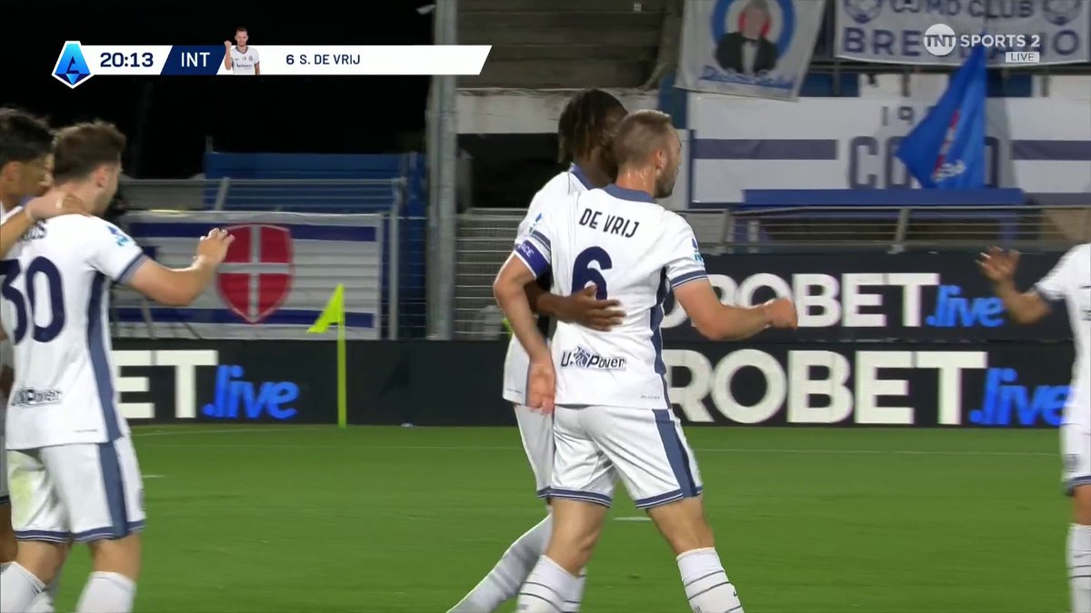 ADVANTAGE INTER 🔵⚫️ Stefan de Vrij rises highest to head from, and give Inter the lead and send them top of Serie A 👀 📺 TNT Sports &amp; discovery+ UK