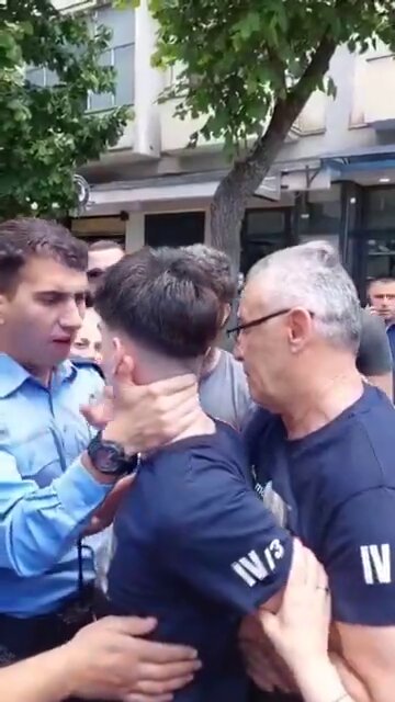 🚨 This afternoon, Serbian high-school students were harassed &amp; attacked for no reason by agents of the illegal Albanian 🇦🇱 regime during graduation celebrations in North Mitrovica in the occupied province of Kosovo-Metohija 🇷🇸 A boy was circled and wounded in the neck. 1/3 ⬇️