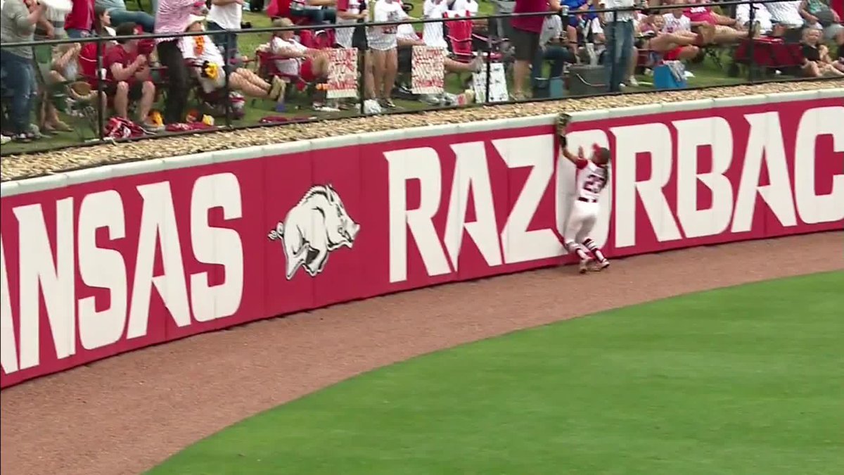 REAGAN JOHNSON ARE YOU SERIOUS?! #RoadToWCWS #SCTop10 x 🎥 ESPNU / Arkansas Softball
