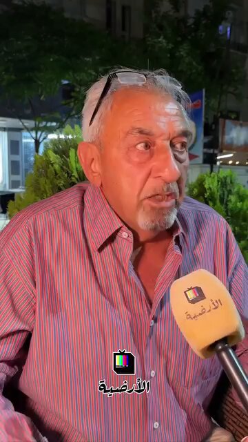 #ثقافة_القصر من يغوص في الحوادث اليومية في سوريا الجديدة ويدور بين الدوائر الحكومية ومجمع رجال الأعمال الكبار والصغار ويجلس مع موظفي الدولة البيروقراطيين الأكفاء يصل لنتيجة واحدة وهي تبدل رأس ووضع رأس جديد ( ذهب بشار وأتى أحمد وبقي ماهر والقصر) - أتحدى مناقصة أو مزايدة أو عقد بالتراضي تم توقيعه بدون موافقة ماهر وحازم الشرع - عشرون صفقة هذه فقط التي راسلني أصحابها تغيرت بعد لقاء أصحابها مع حازم وماهر يأتي اتصال للوزارة رتبوا أمور فلان للعقد كذا والمناقصة كذا - الأمنيون تجدهم في بهو الفنادق يشمشمون ويلهثون وراء التجار تعال هل تريد مناقصة أو عقد نرتبه لك ولا تنسى نسبتنا - استباحة لأملاك الناس والتجار لمجرد كانوا في مناطق النظام بدون قرار محكمة ولا قانون ولا شيء وينتفع بها الأمنيين وعندما صاحبها يوكل محامي يقولوا له انتظر تفتح المحاكم في استهزاء - إحدى النقابات عينت مسؤولاً للعلاقات العامة فأتاها هاتف من القصر أنّ هذا منصب سيادي لا يحق لكم تعيينه نحن من يعينه - مرسوم رئاسي لتعيين معاون أحد الوزراء والسبب سياسة الإرضاء بين جماعة إدلب و التكنوقراط - لن أغوص في الفساد المرعب حتى لا أشمت فلول النظام وغيرهم من المتمردين بسلاحهم ما هي مؤهلات حازم الشرع ليرأس هيئة الاستثمار الرجل درس حقوق و كان مجرد مندوب مبيعات ببسي كولا في السعودية ماذا يفهم الأخ أحمد الشرع في القوانين والاستثمار والاقتصاد وهو لا يستطيع التمييز بين مصطلحين بعلم الاقتصاد حتى يترأس اجتماع مناقشة قانون الاستثمار - الأخ والصديق القديم الخلوق أبو ماجد محافظ دمشق الرجل درس شريعة ماذا يعرف من الإدارة والحوكمة حتى يكون محافظ للعاصمة أيعقل مثلاً رجلاً مثل المهندس نافع برازي مؤسس المجالس المحلية في الثورة ولم يترك ورشة حوكمة إلا حضرها وأسس نظام محكم من الإدارة المحلية لا يكون هو محافظ حماه ويوضع صبي ليس معه سوى بكلوريا كان بلطجي أمني يعتقل كبار أعيان حماه ويهينهم - أنس خطاب لم يكمل جامعته والقادة العسكريين من الهيئة يشهدون على التعذيب في سجونه فكيف كان التعذيب لمن هم خارج الهيئة وعديله أبو عبيدة منظمات طلع هو عميل التحالف الأول فماهي مؤهلاته ليكون وزيراً للداخلية وهو لا يستطيع أن يفرق بين مصطلح الأمن الجنائي والأمن الوقائي - هذا الطفل وغيره المئات مازالوا معتقلين في سجون الهيئة في الشمال كيف سيقتنع الناس أنّ هناك تغيراً في الفكر والمنهج وهو يرى نفس الفكر يعمل - الأمن العام هو هو من دهس المتظاهرين وأطلق النار عليهم وفضّ الاعتصامات بالقوة في إدلب واليوم يعود لهين النساء في ريف القصير ويفض الاعتصام بالقوة في المرجة منعاً لاعتصام أمام السفارة الإمارتية يطالب بإطلاق سراح أبو همام قائد جيش الاسلام - مازال الأمن العام ينظر للناس والشعب هم ذباب والفصائل هم مجرد يا مرتدين يا فاسدين ولولانا ما تحررت سوريا ونحنا الدولة ولاك أبسط كلام على حاجز يعتقلوك ويدبروا لك تهمك المس بهيبة الدولة - الاعتقال بدون مذكرات قضائية ولا تعيين محامي ولا يعرف مصير ومكان المعتقل ومن ليس له واسطة ينسى معتقله - في الطرف الآخر تقرأ القبض على المجرم كذا وتم تحويله إلى الجهات المختصة لا تعرف من هي هذه الجهات ولا كم سيحاكم أم سيخرج ثاني يوم مقابل مبلغ مالي - جريمة ترتكبها وزارة الداخلية بإعادة ضباط النظام للأمن بحجة لم يتورطوا بالدماء بينما الضباط المنشقون يعملون بالحدادة والنجارة ليعيلوا عوائلهم - هل قمنا بثورة ليعود شبيح للنظام يحيي حفلة في سرمدا الحمدلله الشعب عرف كيف يعاقبه - لم تحدث بالتاريخ فصيل فاسد مخترق تواجد به ٤٠٠ عميل للتحالف وروسيا والنظام تاجر بالدين كل سنة ينحرف أقصى اليمين ثم أقصى اليسار أن استلم مقاليد مدينة ونجح بها فكيف دولة هذا ضد التاريخ والعقل والشرع ولن يدوم هذه سنة تاريخية القوم لديهم مهمة سينجزونها وهي الخلاص من كل جهادي واسلامي تهيئة سوريا للسلام الابراهيمي هناك ألف أمر يمكن حله والتخفيف عن الناس ولا يحتاج لا تمويل ولا رفع عقوبات يحتاج فقط رأفة ورحمة بالناس وقليل من الإدارة والتواضع للناس ماحدث لصاحب مطعم أحلى طلة يحدث يومياً لعشرات أصحاب المنشآت أشجع كل شخص يتعرض للظلم والابتزاز يخرج بفيديو ويشرح ما جرى له حتى يرتدع هؤلاء