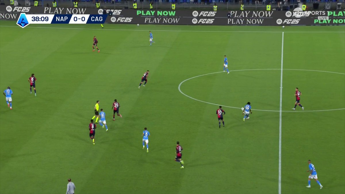 IT WILL JUST NOT GO IN FOR NAPOLI 🤯 It's Spinazzola this time, as his effort at the back post and then his rebound is blocked wide! They're bashing at the Cagliari door! 📺 TNT Sports & discovery+ UK