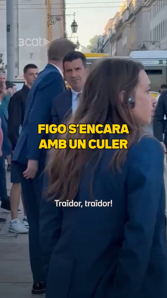 💣💣TENSIÓ A LISBOA 😡🔥El Figo més xulesc es posa la mà als genitals i s'encara amb un aficionat del Barça que li diu "traïdor" 📲