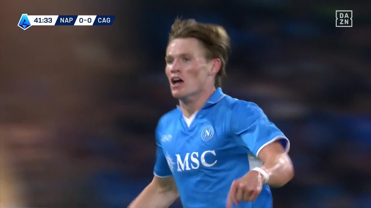 NO TIENE NINGÚN TIPO DE SENTIDO. LO DE MCTOMINAY ES HISTÓRICO 🔥 Golazo de tijera para acercar al Napoli al título 🏆 #SerieAenDAZN 🇮🇹