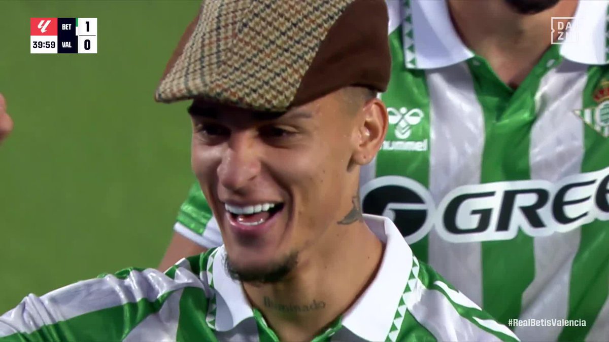 Se besa el escudo, se pone una gorra… ANTONY ES MÁS SEVILLANO QUE LA FERIA 💃🏻 #LALIGAenDAZN ⚽️