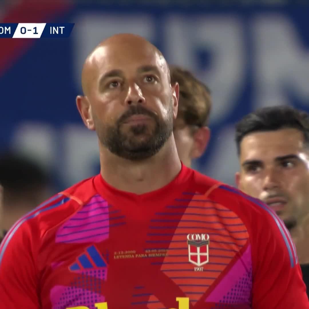 Stell dir vor, du bist eine Torwart-Legende, 42 Jahre alt und im letzten Karrierespiel fliegst du mit Rot vom Platz... Dennoch Standing-Ovations vom gesamten Stadion! Mach's Gut Pepe Reina! #DAZNmoment #SerieA