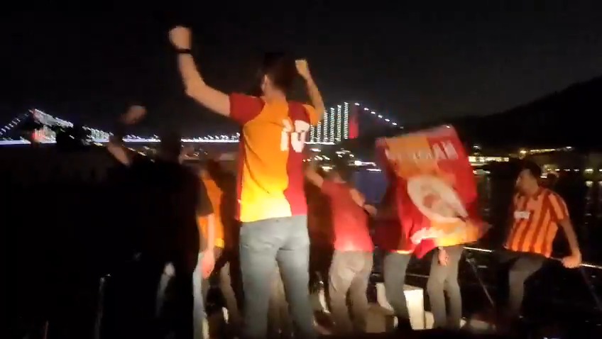 İstanbul Boğazı'nda Galatasaray taraftarları; "Adayı satalım, Osimhen'i alalım. Taraftar çıldırdı Osimhen'i istiyor."