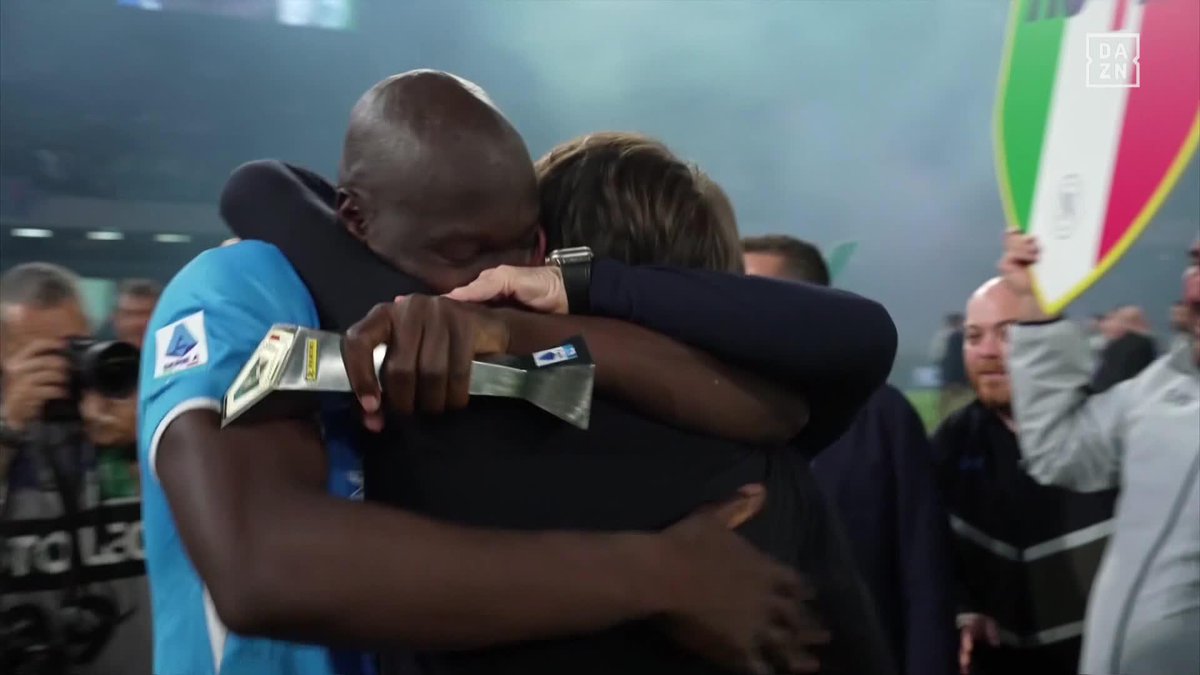 🫂🥹 DOS HOMBRES Y UN DESTINO: EL SCUDETTO El abrazo infinito entre Conte y Lukaku emociona a cualquiera #SerieAenDAZN 🇮🇹