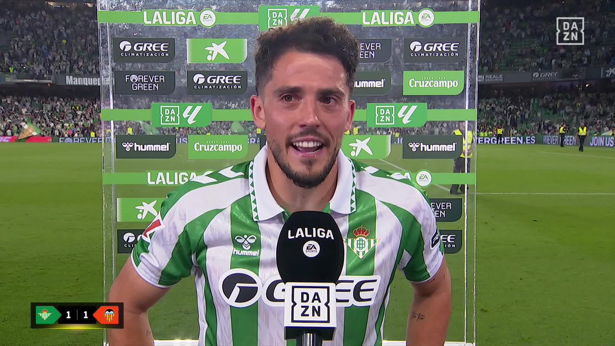 La sonrisa que nadie le borra. Los ojos vidriosos al hablar del Real Betis Balompié 🌴💚, de su estadio y de su gente 🥹 Ves a Pablo Fornals y enseguida te haces una idea de lo que significa vestir las trece barras 💚 #LALIGAenDAZN ⚽️
