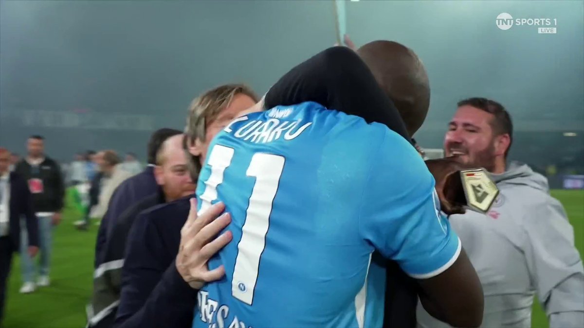 What a moment between Romelu Lukaku and Antonio Conte 🥰 20/21 Lukaku won his 1st league title at Inter in a top-five league under Antonio Conte. 24/25, Romelu Lukaku has won his 2nd league title at Napoli in a top-five league under Antonio Conte.