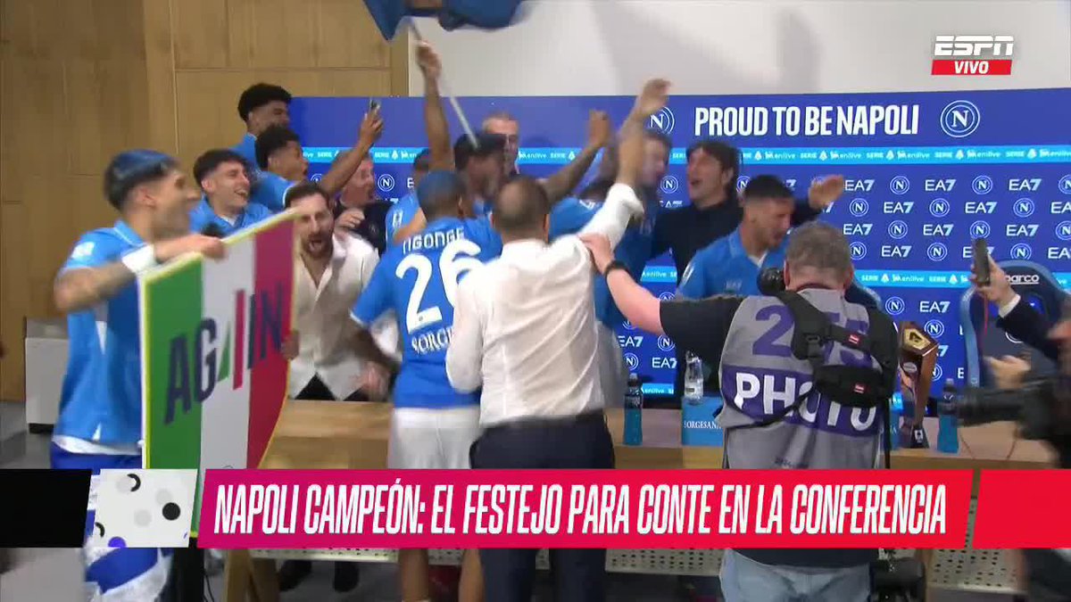 ¡¡DESCONTROL TOTAL!! Los jugadores interrumpieron la conferencia de prensa de Conte, Gio continúo con la bandera de Diego en Boca y el DT se "hidrató" 🤣... 📺 #DisneyPlus | #ESPNF360
