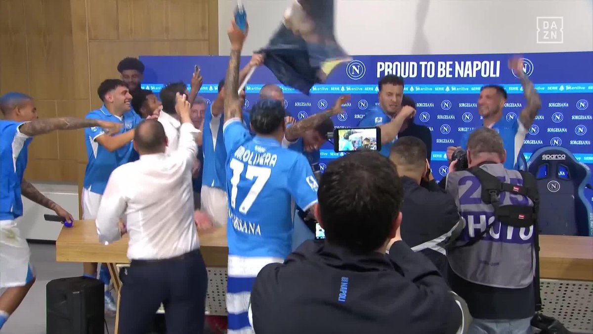 “Los campeones de Italia somos nosotros” 🏆 Los jugadores del Napoli irrumpen en la rueda de prensa de Conte 🎉 #SerieAenDAZN 🇮🇹