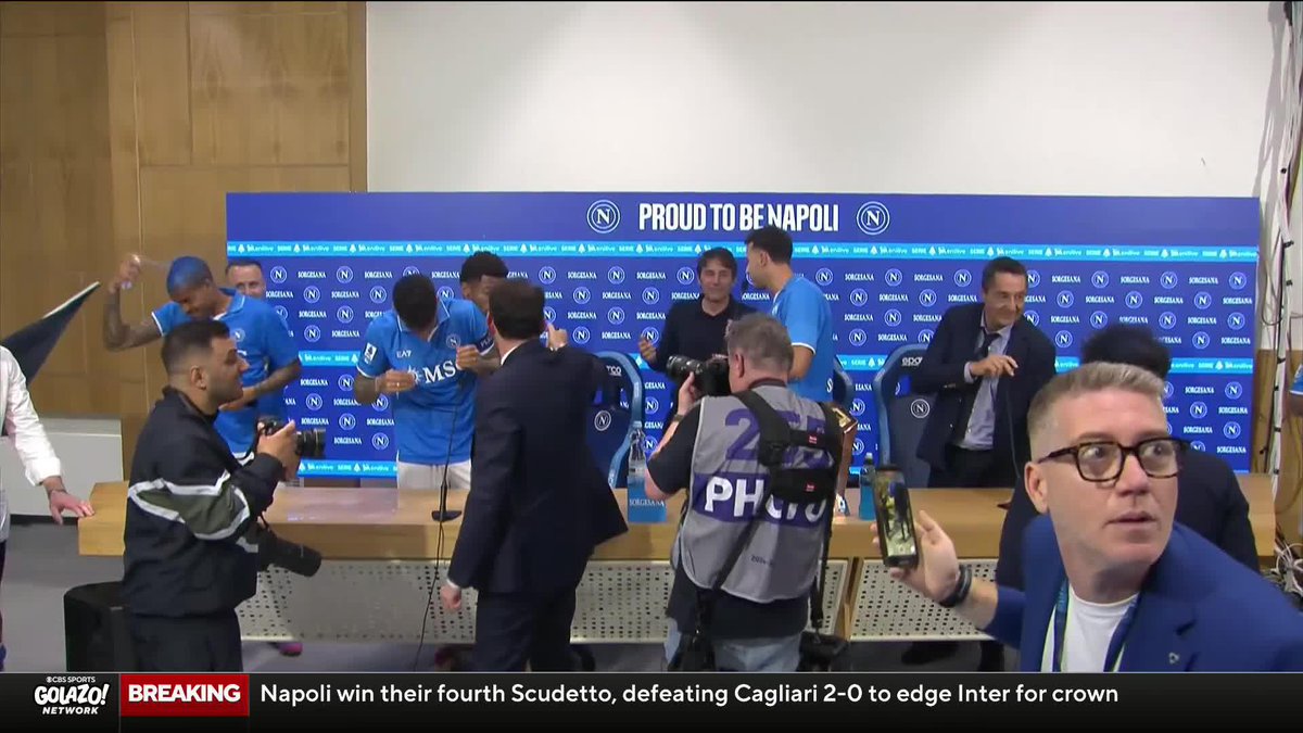 No words needed just a party at Antonio Conte’s press conference 😅🍾