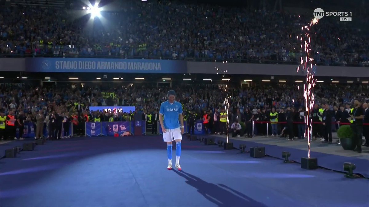 Oh they really love him in Naples 😍 Scott McTominay makes his entrance to the trophy presentation 🏆