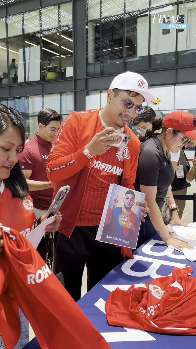 ¿Este es tu ídolo?👹😤 Pues el de miles de Escarlatas sí. Así reaccionó la afición del Toluca FC al conocer a Alexis Vega previo a #LaFinalDeLaAfición.