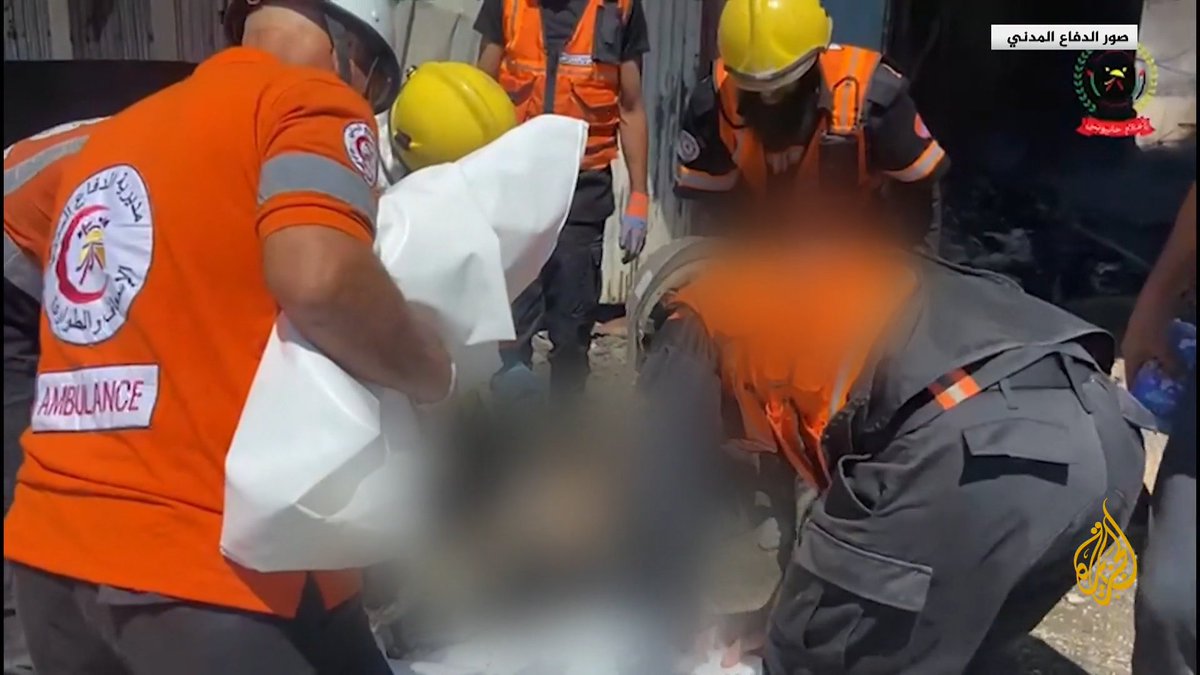 الطبيبة آلاء النجار تُفاجأ بوصول جثامين متفحمة لسبعة من أطفالها إلى مجمع ناصر الطبي، بعد أن قضوا حرقا إثر غارة إسرائيلية على منزلها في خان يونس #الأخبار #حرب_غزة