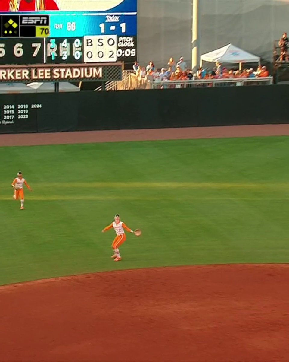 JORDY BAHL SENDS TWO HOME‼️ The Tennessee error gives Nebraska a 5-1 lead in the 4th inning 👀