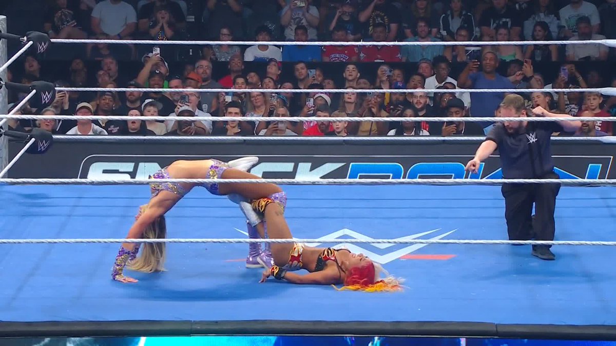 WHAT A DEBUT! 👏👏 GIULIA ＝ ジュリア advances to #MITB! 🪜💼 #SmackDown